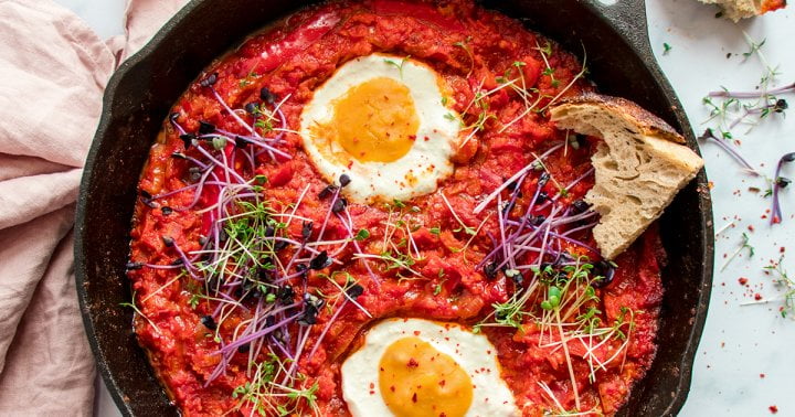 This Vegan One-Pot Shakshuka Recipe Is Complete With Plant-Based "Eggs"