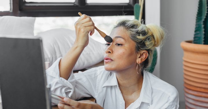 5 Surprising Tips For A Glowy 3-Minute Face, From A Makeup Artist