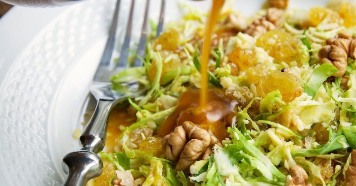 This RD's 4-Ingredient Dressing Makes Any Salad Go From Meh To Mouthwatering