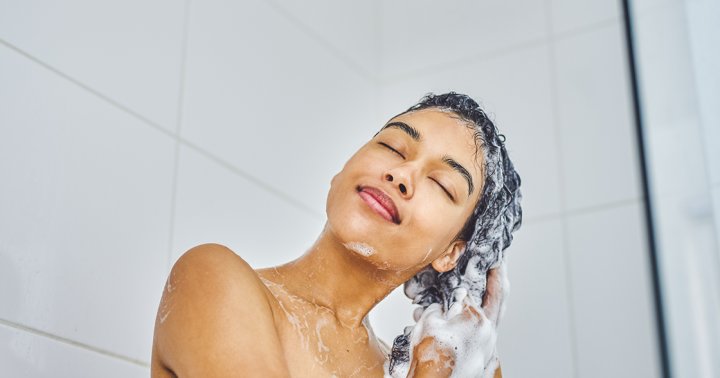 A Derm Explains How To Use Dandruff Shampoo Correctly