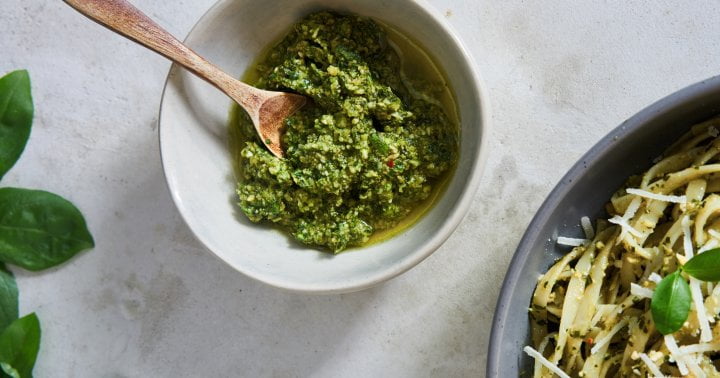 Low-FODMAP Diet Got You Missing Garlic? Try This Basil Pesto Hack For Flavor