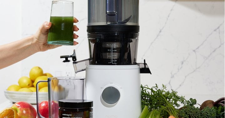 The Easy-To-Use (& Easy-To-Clean!) Juicer Our Health Editor Swears By