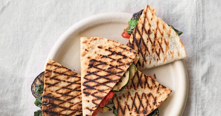 This Healthier Veggie-Packed Flatbread Sandwich Will Keep You Full All Afternoon