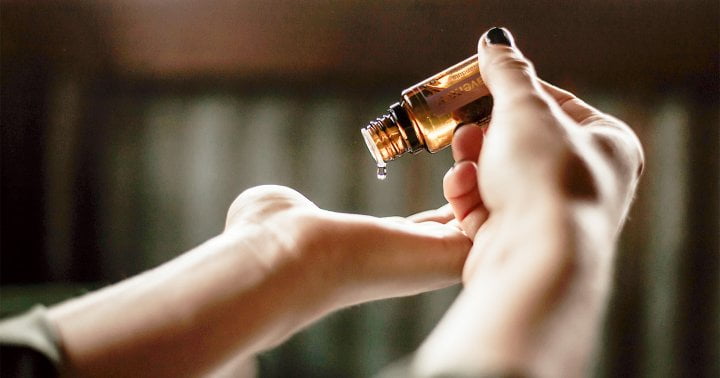 Fall Allergies Giving Your Grief? Try This DIY Essential Oil Spray